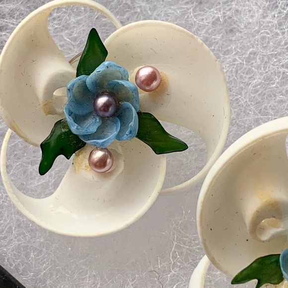 Vintage Shell Earrings - Picture 3 of 7